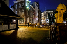903801 Gezicht op het gesloten terras op de Kalisbrug van restaurant Graaf Floris (Vismarkt 13) te Utrecht, na de ...